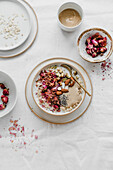 Porridge mit Pistazien, Rosenblüten, Chia und Tahini-Paste