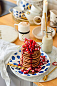 Schokoladen-Pancakes mit roten Johannisbeeren