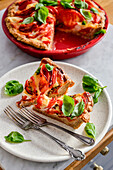 Tarte mit Tomaten und Mozzarella (italienisches Essen)