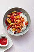Garlic-prawn bowl with peppers, pineapple and red onions