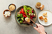 Bowl mit Quinoa, Brokkoli, Paprika und Hähnchenbrust anrichten