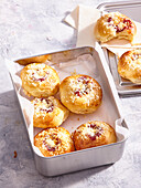 Small cakes with curd and fruit jam