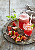 Erdbeer-Melonen-Limonade dazu Fruchtspieße