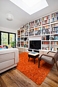 Raumhohes Bücherregal im Wohnraum mit Oberlicht