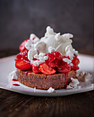 Chocolate bread with strawberries and meringue