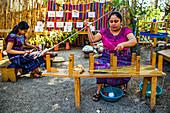 Traditionelles Weben und Spinnen in der Ixoq Ajkeem Frauen-Kooperative, San Juan La Laguna, Solola, Guatemala, Mittelamerika