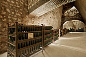 Champagnerflaschen in einem Keller, Champagne, Frankreich