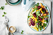 Rote-Bete-Salat mit Orangen, Kichererbsen, Halloumi und Honigdressing