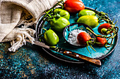 Salatzutaten mit frischen Biot-Tomaten und Meersalz