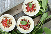 Holunderblüten-Pudding mit Erdbeeren und Nüssen