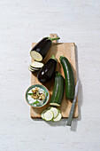 Zucchini-Feta-Creme mit frischem Gemüse auf Holzbrett