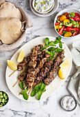 Griechisches Lamm-Souvlaki mit Salat und Tzatziki