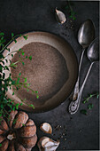 Kürbissuppe mit Knoblauch in Keramikteller