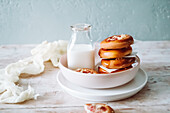 Mini-Briosche mit Erdbeermarmelade und Streuseln und eine Flasche Milch