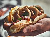 Hot Dog 'El Presidente' with onion rings