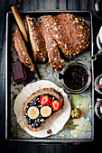 Belegtes Brot mit Schokoladenaufstrich, Banane und Erdbeere
