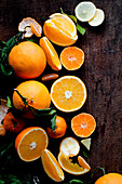 Frische Orangen, ganz und halbiert