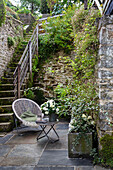 Kleiner Sitzplatz auf der Terrasse, Treppe führt in den Garten