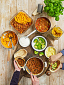 Süßkartoffel-Cottage-Pie, stückiges Tomatenragout, rauchiges Chili mit schwarzen Bohnen