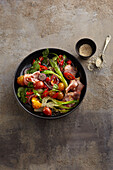 Würziger asiatischer Salat mit Speck, Tomaten, Paksoi und Sesam
