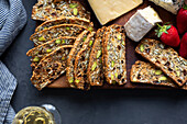Samen-Nuss-Cracker auf Käseplatte