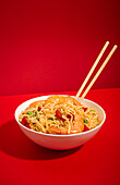Schnelles Gericht: Chinesische Nudeln mit Garnelen und Gemüse