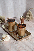 Macha Kaffee mit Amarula und Kakaopulver