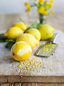 Zitronen und abgeriebene Zitronenschale