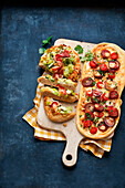 Tarte flambée with paprika sausage, bacon and leek bread 'Dinnete