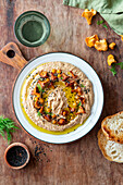 Hummus with chanterelles