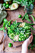 Gesunde Salad Bowl mit grünem Gemüse