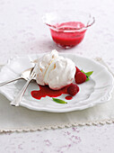 Meringues with raspberry coulis