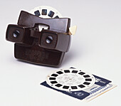 Toy camera with 3D images on paper discs