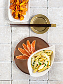 Spargel mit Kimchi-'Kratzete' und gebeiztem Lachs