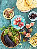 Zutaten für orientalische Gerichte: Lammkotelett, Fladenbrot, Obst und Gemüse