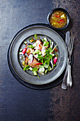 Asiatischer Salat mit gegrilltem Schweinefleisch und Stachelbeerdressing