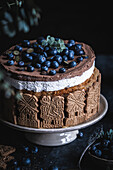 Gingerbread and cinnamon cake with blueberries