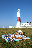 Picknick vor Portland Bill Lighthouse, Isle of Portland, Dorset, England