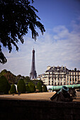 Artilleriekanone bei Les Invalides, im Hintergrund der Eiffelturm, Paris, Frankreich