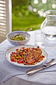Gegrilltes Cajun-Hühnchen mit Schwarzaugenbohnensalat und Guacamole