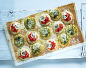 Minipizza mit Tomaten, Pesto, Kapern und Minimozzarella