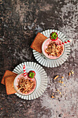 Erdbeer-Joghurt-Smoothie mit Keksen