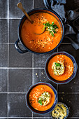 Geröstete Tomatensuppe mit Petersilien-Pesto-Croutons
