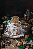 Schoko-Walnuss-Torte mit Rum und Schokoladenpudding, mit Schneeflocke und Spekulatius-Häuschen