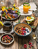 Gesundes Frühstück mit Müsli, Spiegelei und Rote-Bete-Salat