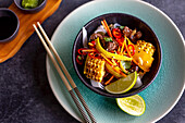 Asiatische Beef Bowl mit Mais, Karotten und Chili
