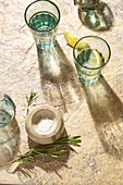 Wasser mit Zitrone, Maldon-Salzflocken, Rosmarin