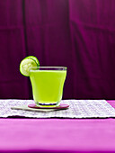 'Green Bastard' - Cocktail mit Gurke, Gin, Limettensaft und Eiweiß