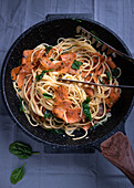 Spaghetti with spinach and vegan carrot 'salmon
