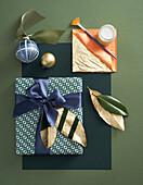 Verpacktes Geschenk, dekoriert mit Blättern in Blattgold